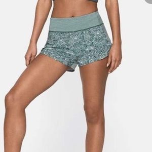 Outdoor voices Hudson 2.5” running shorts pebbled forest green